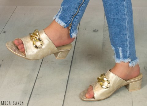 Złote klapki na obcasie z złotym łańcuchem Produkt polski Moda Sanok