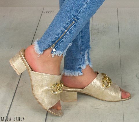 Złote klapki na obcasie z złotym łańcuchem Produkt polski Moda Sanok