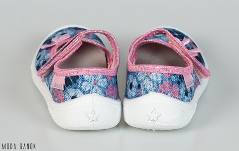 Dżinsowe pantofle z różowymi kwiatkami Viggami - MODA SANOK