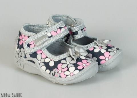 Grafitowe pantofle w kwiatki z szarą podeszwą Viggami na rzepy - MODA SANOK