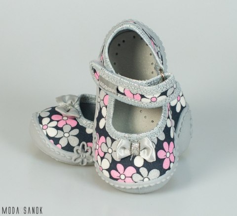 Grafitowe pantofle w kwiatki z szarą podeszwą Viggami na rzepy - MODA SANOK