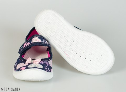 Granatowe pantofle na rzep w białe i różowe serduszka Viggami - MODA SANOK