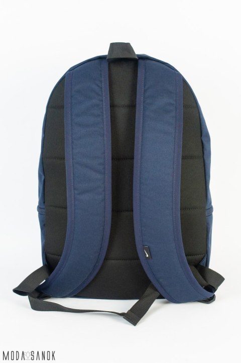 Plecak szkolny, sportowy w kolorze ciemnego granatu z małym logowaniem na białej metce Nike -Moda Sanok