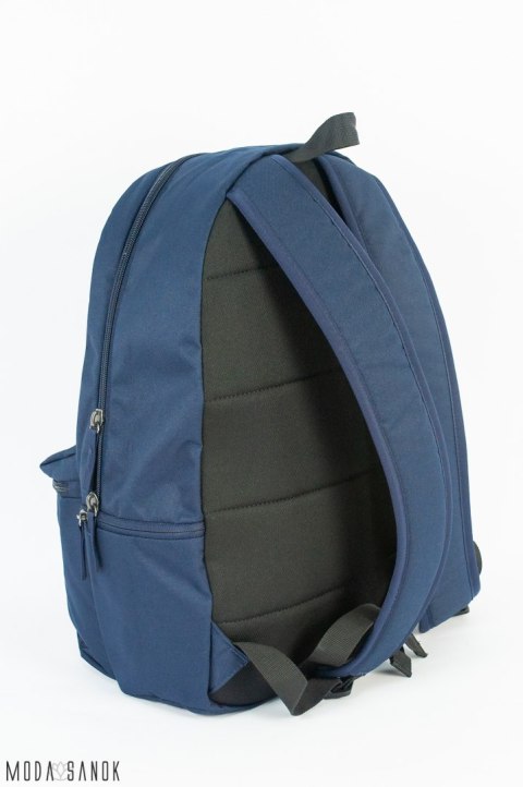 Plecak szkolny, sportowy w kolorze ciemnego granatu z małym logowaniem na białej metce Nike -Moda Sanok