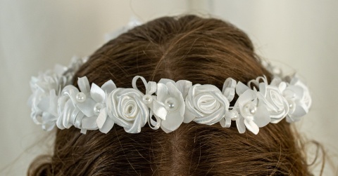 Wianek Komunijny w kwiatuszki z delikatnymi perełkami oraz satynowymi wstążeczkami MODA SANOK