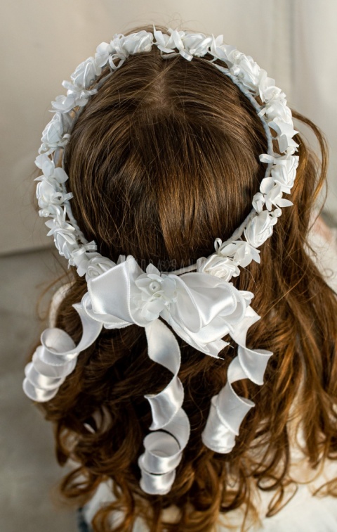 Wianek Komunijny w kwiatuszki z delikatnymi perełkami oraz satynowymi wstążeczkami MODA SANOK