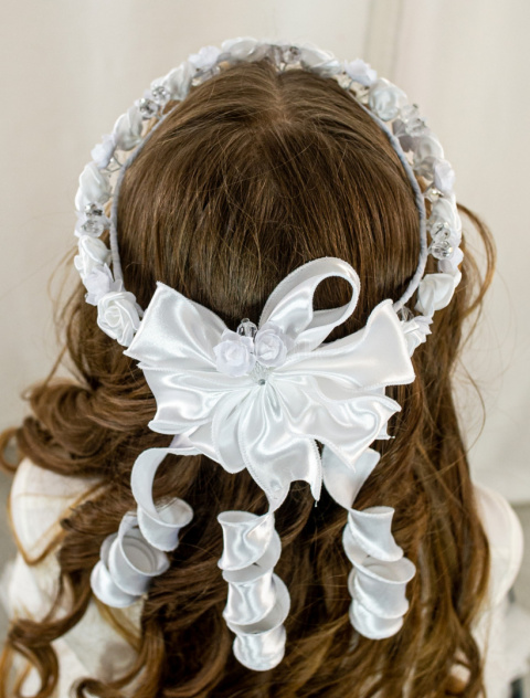 Wianek dziewczęcy w różyczyczki atłasowe z dodatkiem dużych bezbarwnych koralików MODA SANOK