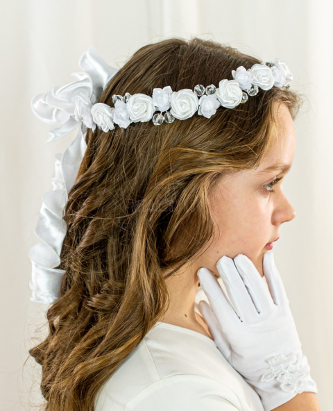 Wianek dziewczęcy w różyczyczki atłasowe z dodatkiem dużych bezbarwnych koralików MODA SANOK