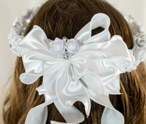 Wianek dziewczęcy w różyczyczki atłasowe z dodatkiem dużych bezbarwnych koralików MODA SANOK