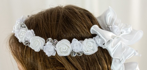 Wianek dziewczęcy w różyczyczki atłasowe z dodatkiem dużych bezbarwnych koralików MODA SANOK