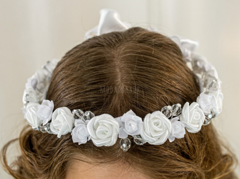 Wianek dziewczęcy w różyczyczki atłasowe z dodatkiem dużych bezbarwnych koralików MODA SANOK