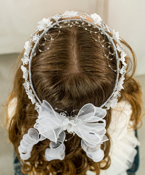 Wianek komunijny dziewczęcy biały z malutkimi kwiatuszkami wypełnionymi cyrkonią a z przodu ozdobiona koralikami MODA SANOK