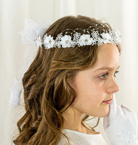 Wianek komunijny dziewczęcy biały z malutkimi kwiatuszkami wypełnionymi cyrkonią a z przodu ozdobiona koralikami MODA SANOK