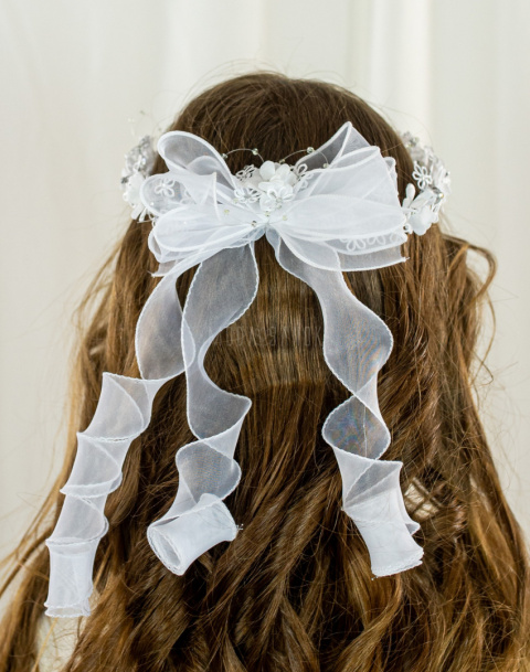 Wianek komunijny dziewczęcy biały z malutkimi kwiatuszkami wypełnionymi cyrkonią a z przodu ozdobiona koralikami MODA SANOK