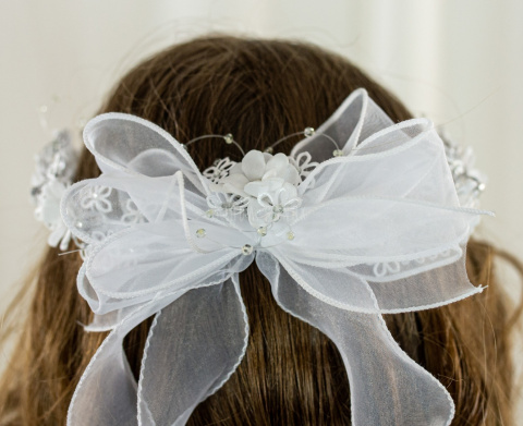 Wianek komunijny dziewczęcy biały z malutkimi kwiatuszkami wypełnionymi cyrkonią a z przodu ozdobiona koralikami MODA SANOK