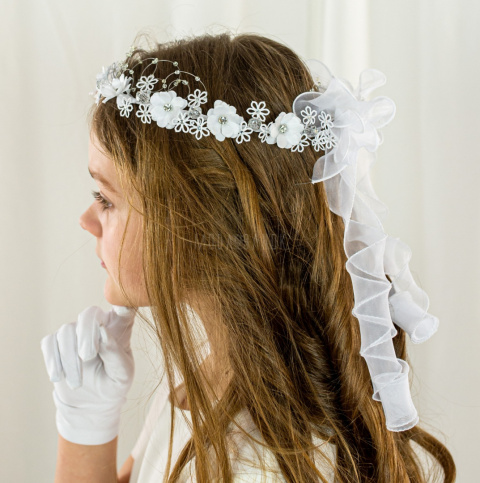 Wianek komunijny dziewczęcy biały z malutkimi kwiatuszkami wypełnionymi cyrkonią a z przodu ozdobiona koralikami MODA SANOK