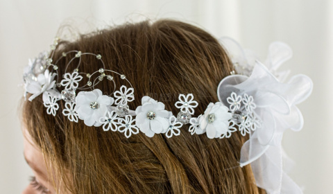 Wianek komunijny dziewczęcy biały z malutkimi kwiatuszkami wypełnionymi cyrkonią a z przodu ozdobiona koralikami MODA SANOK