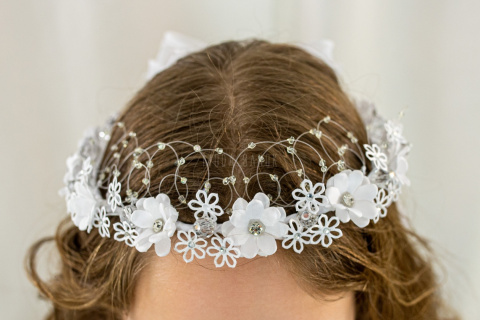 Wianek komunijny dziewczęcy biały z malutkimi kwiatuszkami wypełnionymi cyrkonią a z przodu ozdobiona koralikami MODA SANOK