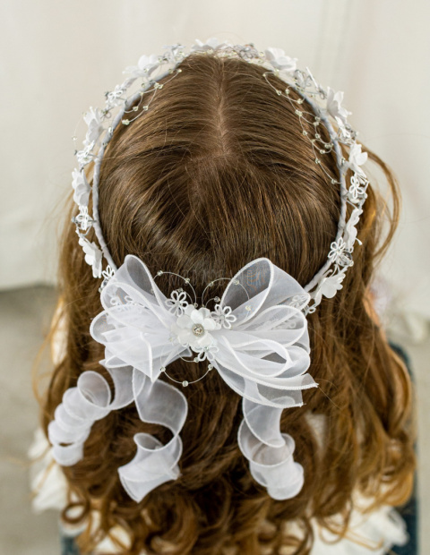 Wianek komunijny dziewczęcy biały z malutkimi kwiatuszkami wypełnionymi cyrkonią a z przodu ozdobiona koralikami MODA SANOK