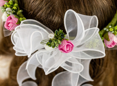 Wianek komunijny dziewczęcy bogato zdobiony piankowymi różyczkami dający efekt żywych kwiatów MODA SANOK