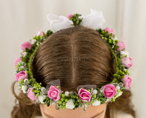 Wianek komunijny dziewczęcy bogato zdobiony piankowymi różyczkami dający efekt żywych kwiatów MODA SANOK