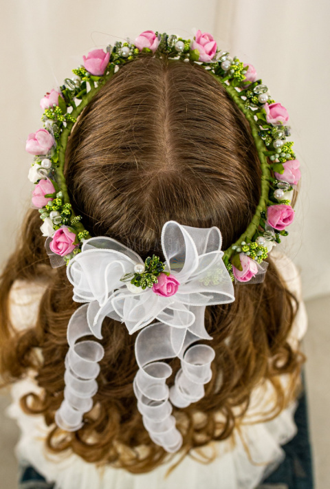 Wianek komunijny dziewczęcy bogato zdobiony piankowymi różyczkami dający efekt żywych kwiatów MODA SANOK