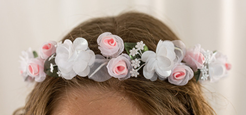 Wianek komunijny dziewczęcy delikatny, subtelny z różowymi różyczkami oraz dodatkiem zielonych listków MODA SANOK
