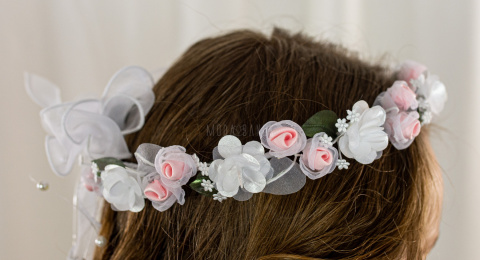 Wianek komunijny dziewczęcy delikatny, subtelny z różowymi różyczkami oraz dodatkiem zielonych listków MODA SANOK