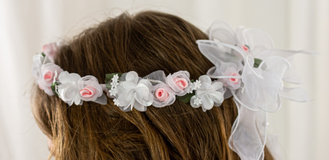 Wianek komunijny dziewczęcy delikatny, subtelny z różowymi różyczkami oraz dodatkiem zielonych listków MODA SANOK