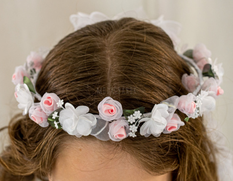 Wianek komunijny dziewczęcy delikatny, subtelny z różowymi różyczkami oraz dodatkiem zielonych listków MODA SANOK