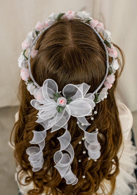 Wianek komunijny dziewczęcy delikatny, subtelny z różowymi różyczkami oraz dodatkiem zielonych listków MODA SANOK