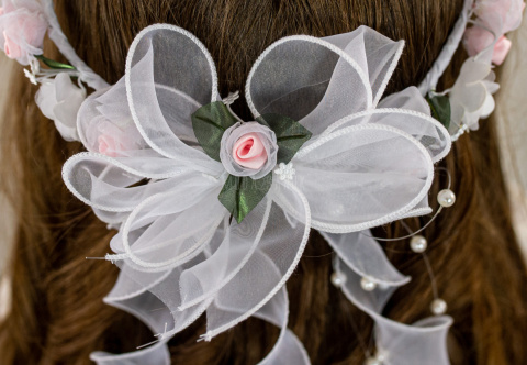 Wianek komunijny dziewczęcy delikatny, subtelny z różowymi różyczkami oraz dodatkiem zielonych listków MODA SANOK