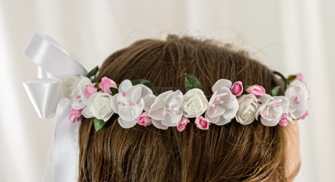 Wianek komunijny dziewczęcy delikatny w biało różowe kwiatuszki z zielonymi listkami MODA SANOK