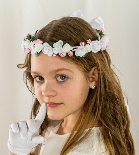 Wianek komunijny dziewczęcy delikatny w biało różowe kwiatuszki z zielonymi listkami MODA SANOK