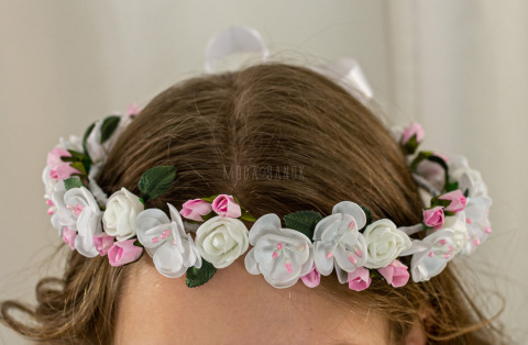 Wianek komunijny dziewczęcy delikatny w biało różowe kwiatuszki z zielonymi listkami MODA SANOK