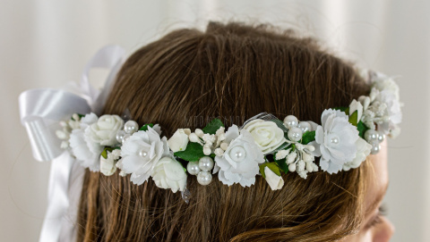 Wianek komunijny dziewczęcy przeplatany białym kwiatuszkie z perełką i różyczką piankową z dodtkiem zieleni MODA SANOK