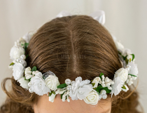 Wianek komunijny dziewczęcy przeplatany białym kwiatuszkie z perełką i różyczką piankową z dodtkiem zieleni MODA SANOK