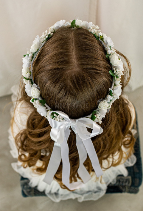 Wianek komunijny dziewczęcy przeplatany białym kwiatuszkie z perełką i różyczką piankową z dodtkiem zieleni MODA SANOK