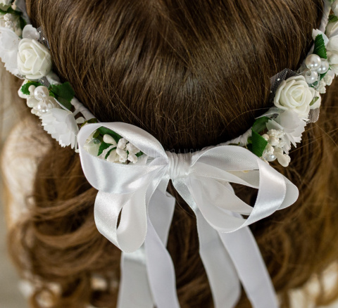 Wianek komunijny dziewczęcy przeplatany białym kwiatuszkie z perełką i różyczką piankową z dodtkiem zieleni MODA SANOK