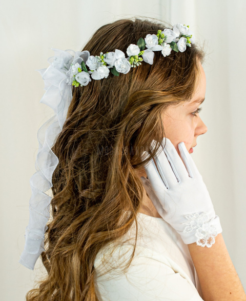 Wianek komunijny dziewczęcy z białymi szyfonowymi różyczkami i dodatkiem zieleni MODA SANOK