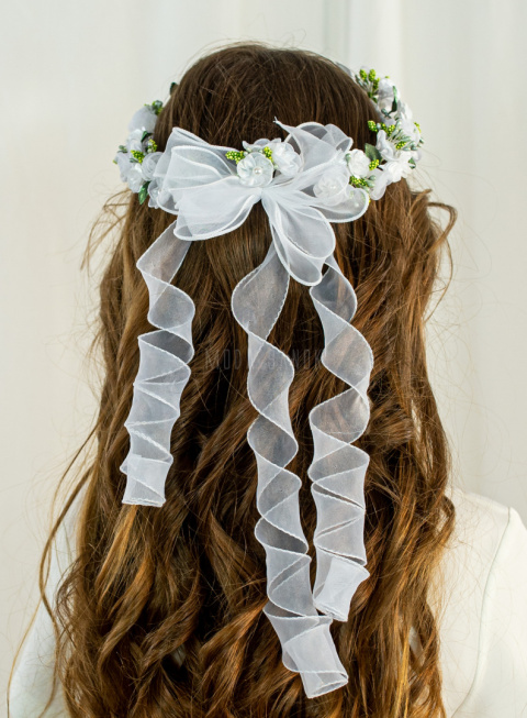 Wianek komunijny dziewczęcy z białymi szyfonowymi różyczkami i dodatkiem zieleni MODA SANOK