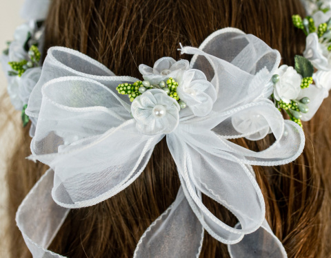 Wianek komunijny dziewczęcy z białymi szyfonowymi różyczkami i dodatkiem zieleni MODA SANOK