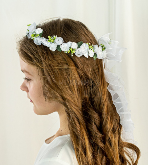 Wianek komunijny dziewczęcy z białymi szyfonowymi różyczkami i dodatkiem zieleni MODA SANOK