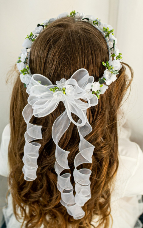 Wianek komunijny dziewczęcy z białymi szyfonowymi różyczkami i dodatkiem zieleni MODA SANOK