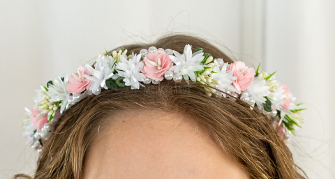 Wianek komunijny dziewczęcy z delikatnymi kwiatuszkami perełkami na druciku MODA SANOK