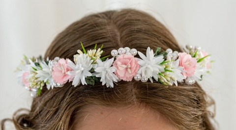 Wianek komunijny dziewczęcy z delikatnymi kwiatuszkami perełkami na druciku MODA SANOK