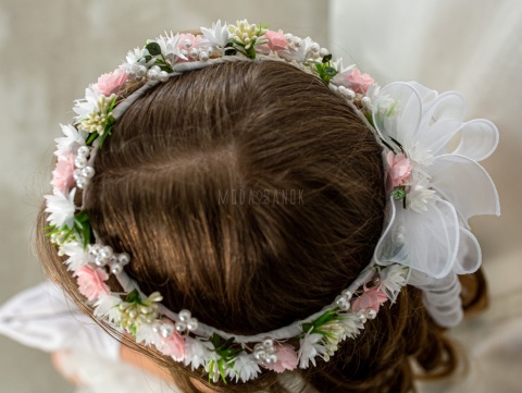 Wianek komunijny dziewczęcy z delikatnymi kwiatuszkami perełkami na druciku MODA SANOK