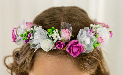 Wianek komunijny dziewczęcy z piankowych i satynowych różyczek w kolorze ciemnego i jasnego różu z dodatkiem zieleni MODA SANOK
