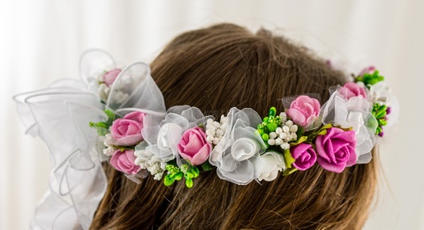 Wianek komunijny dziewczęcy z piankowych i satynowych różyczek w kolorze ciemnego i jasnego różu z dodatkiem zieleni MODA SANOK