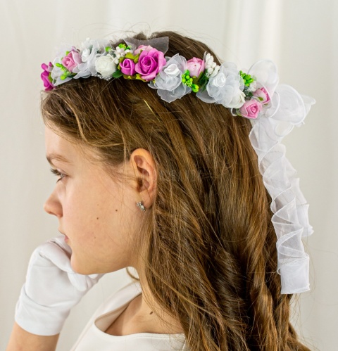 Wianek komunijny dziewczęcy z piankowych i satynowych różyczek w kolorze ciemnego i jasnego różu z dodatkiem zieleni MODA SANOK